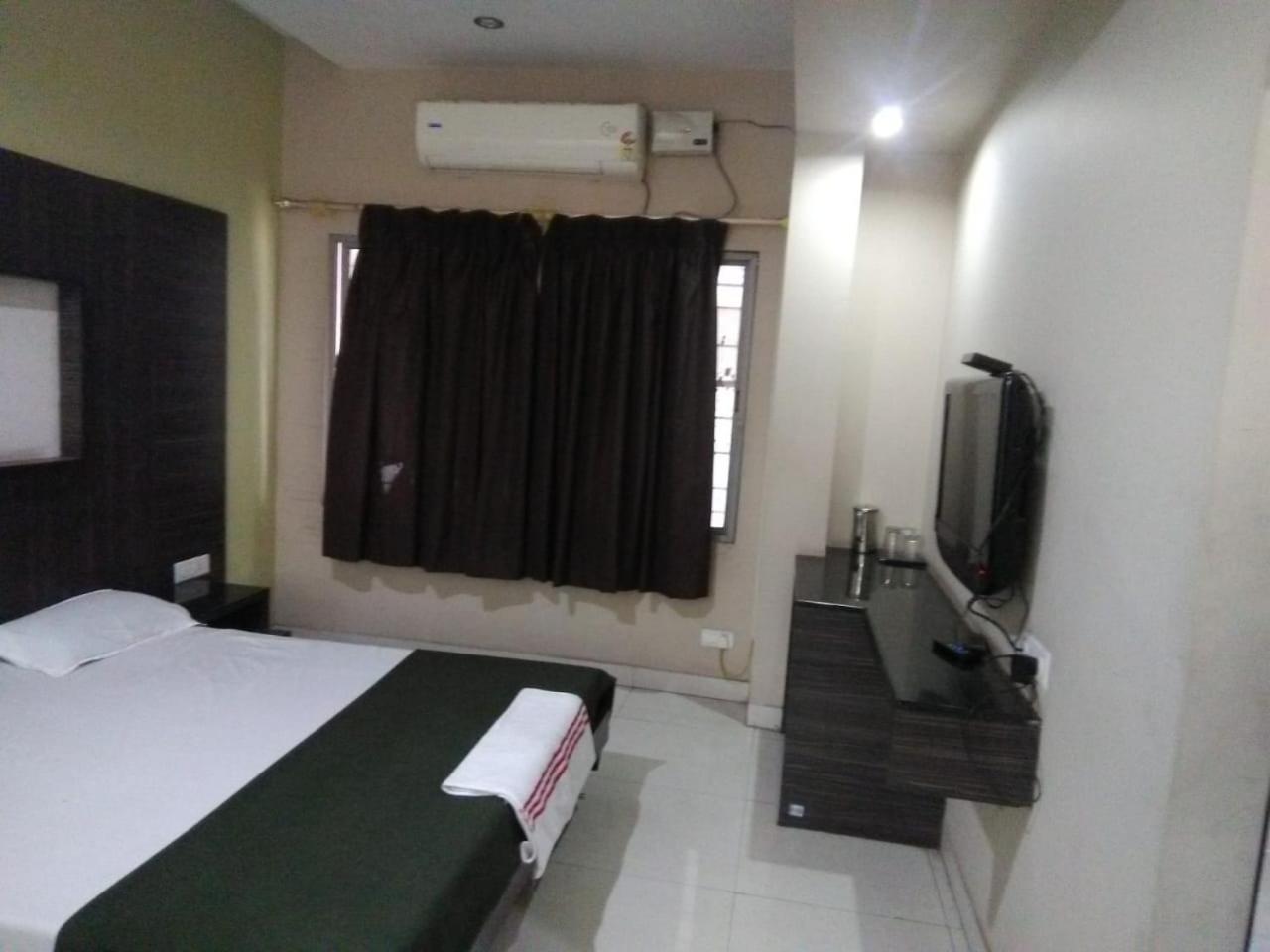 Iroomz Hoysala Residency Bellary Exterior photo